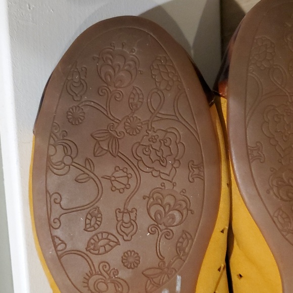 Indigo by Clarks Women's Ballet Flats Size 7. Mustard color leather. - Picture 8 of 10